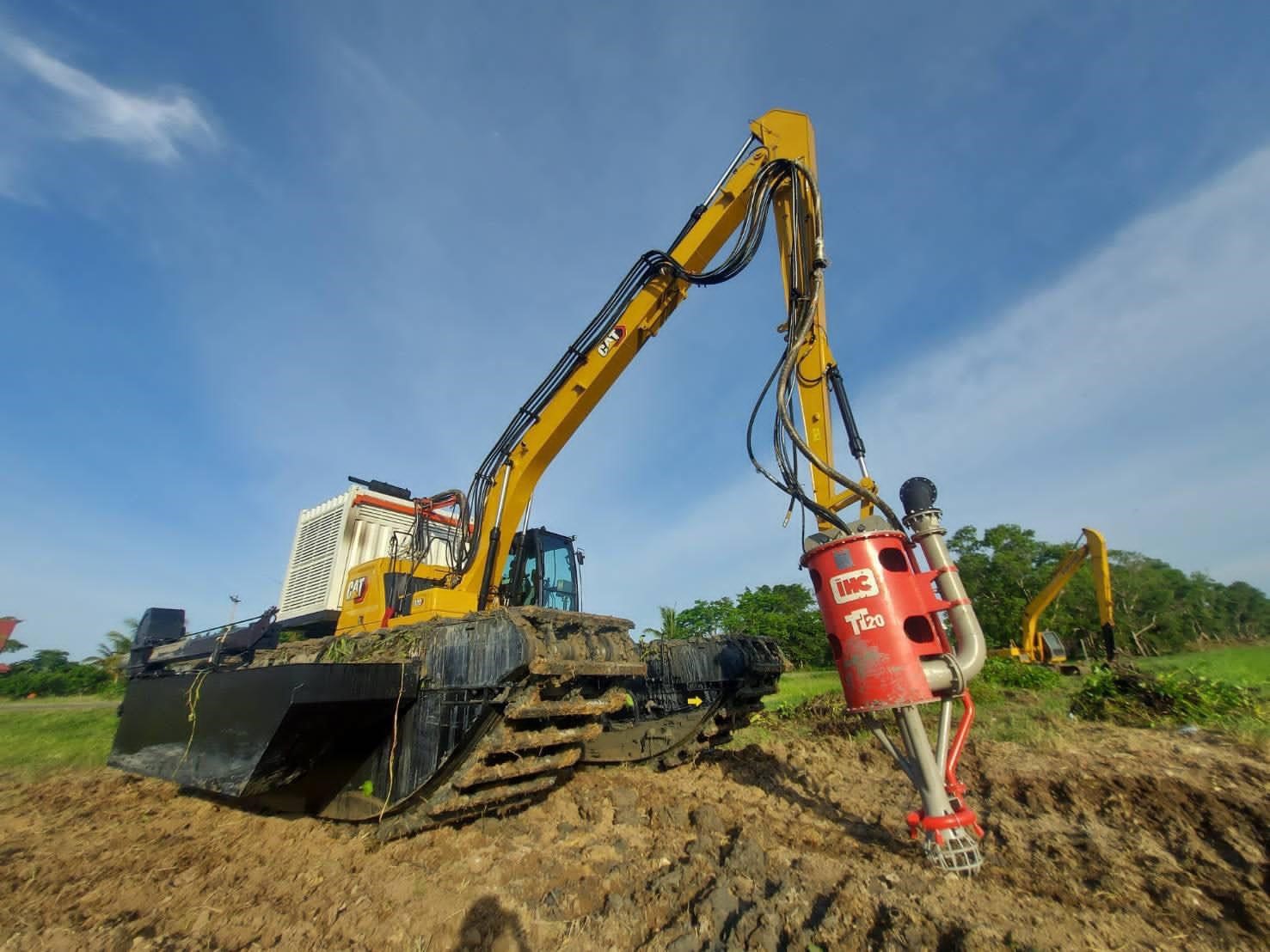 IHC OTTer-Pump attached to Amphibious Excavators for dredging in challenging areas like rivers, canals, swamps or marshlands. 